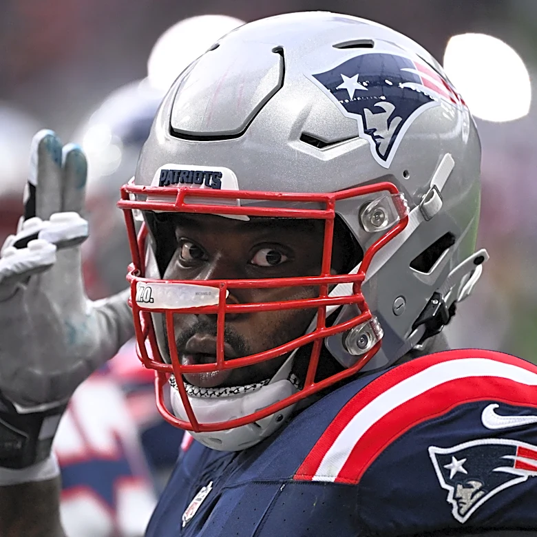 Patriots starting OL carted off field after gruesome injury