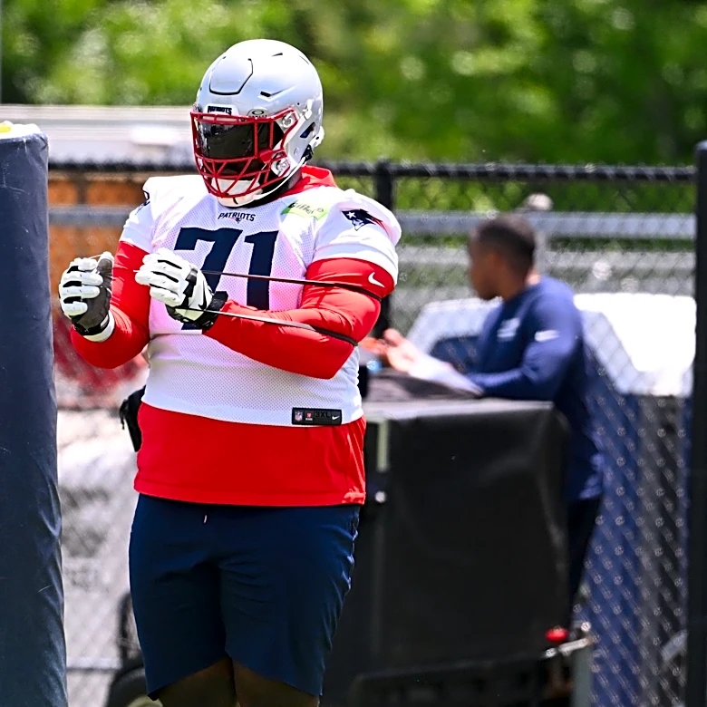 Is Patriots OL Mike Onwenu playing today?