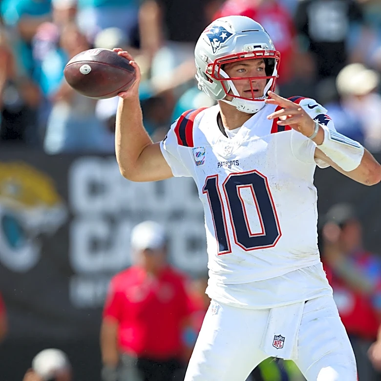 Former MVP QB believes Patriots should bench Drake Maye
