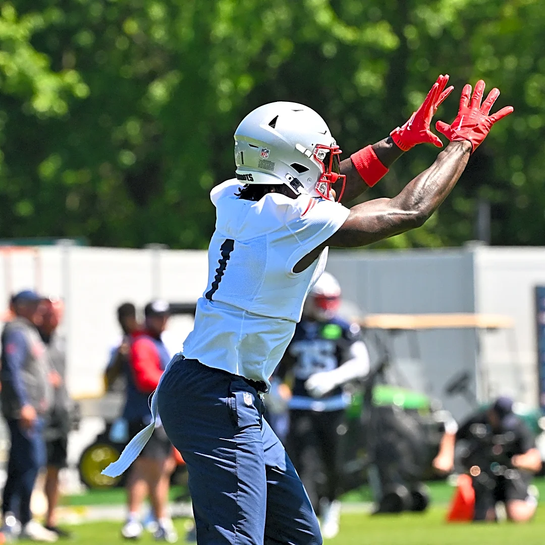 First look at returning Patriots WR A.J. Brown on the practice field