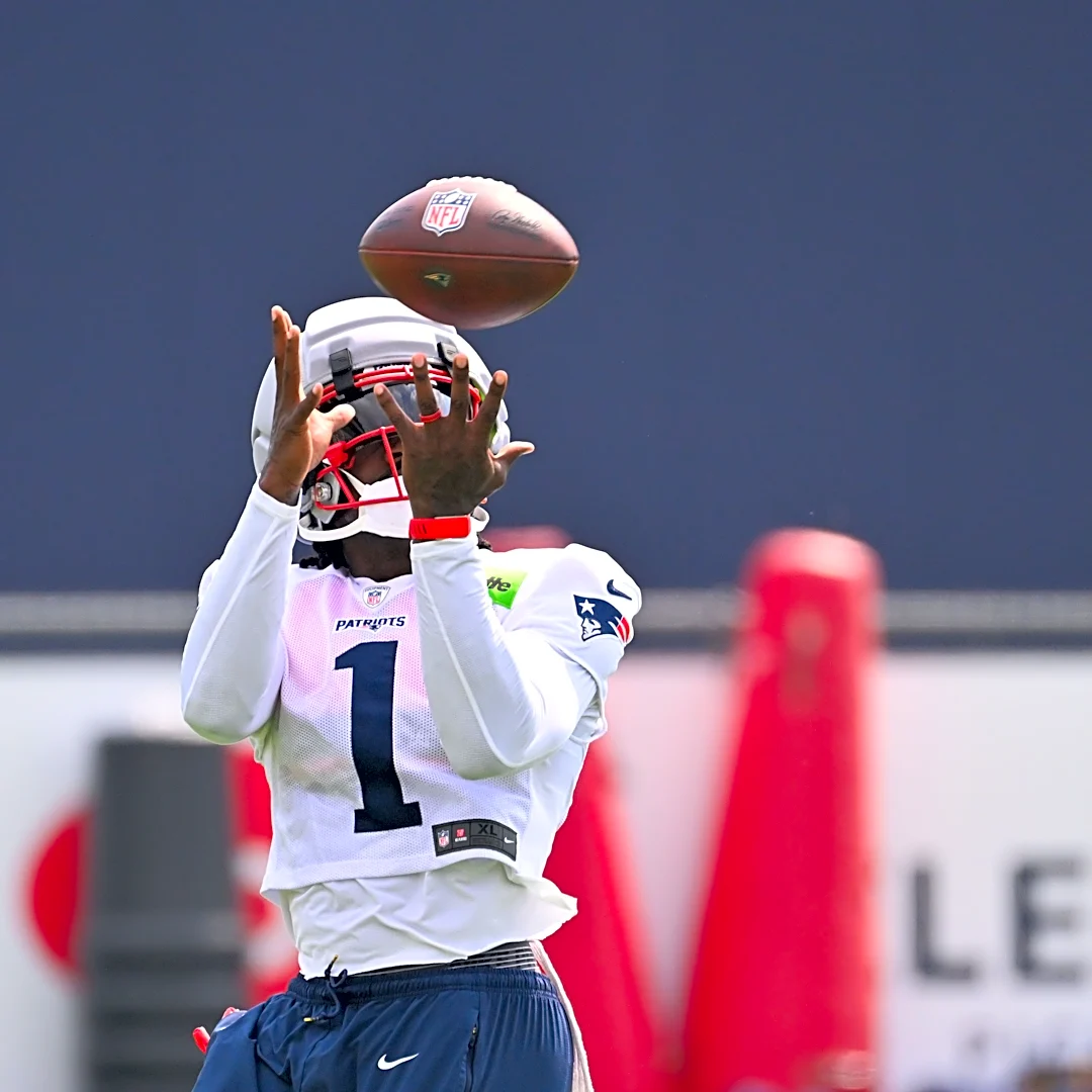 Patriots QB Drake Maye reacts to having A.J. Brown back at practice
