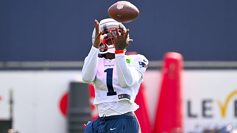Patriots QB Drake Maye reacts to having A.J. Brown back at practice