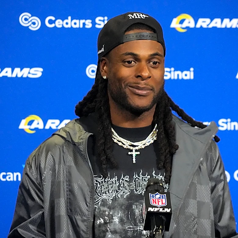 Davante Adams shows off his Taco Bell Purple Card, which only 1 other person has