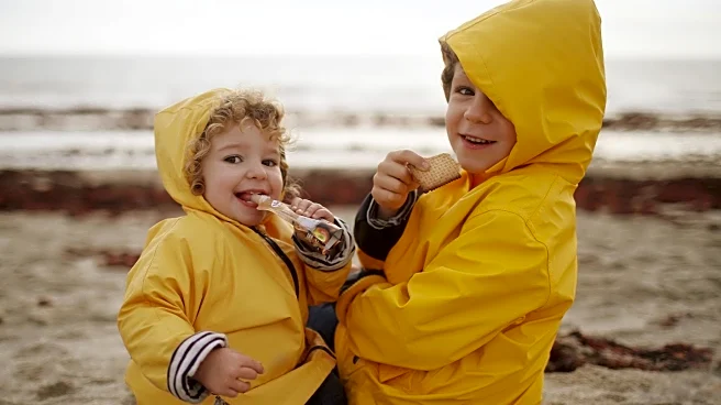 Sisters Recreate Iconic 1980s Beach Photo in Cornwall