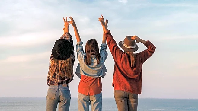 Three Sisters Recreate 1980s Beach Photo Amidst Personal Challenges