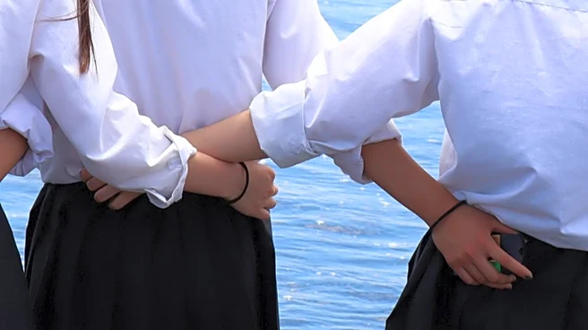 Sisters Recreate 1980s Beach Photo, Celebrate Lifelong Bond