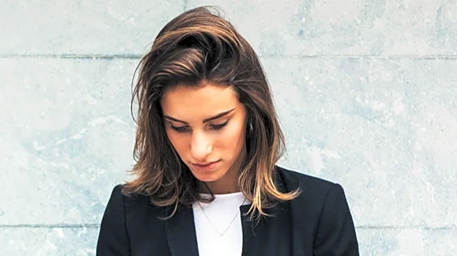 Dating Experts Highlight Texting Habits That Reveal Emotional Intelligence in Women