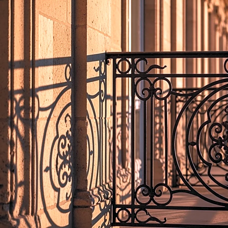 Verona's Juliet Balcony Imposes Entry Fee Amid Overcrowding Concerns
