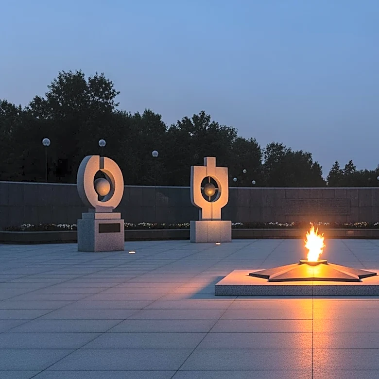 Manhattan Hosts Solemn Ceremony for Holocaust Remembrance Day