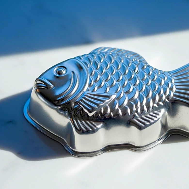 World's Oldest Penguin Celebrates 38th Birthday with Fish Cake