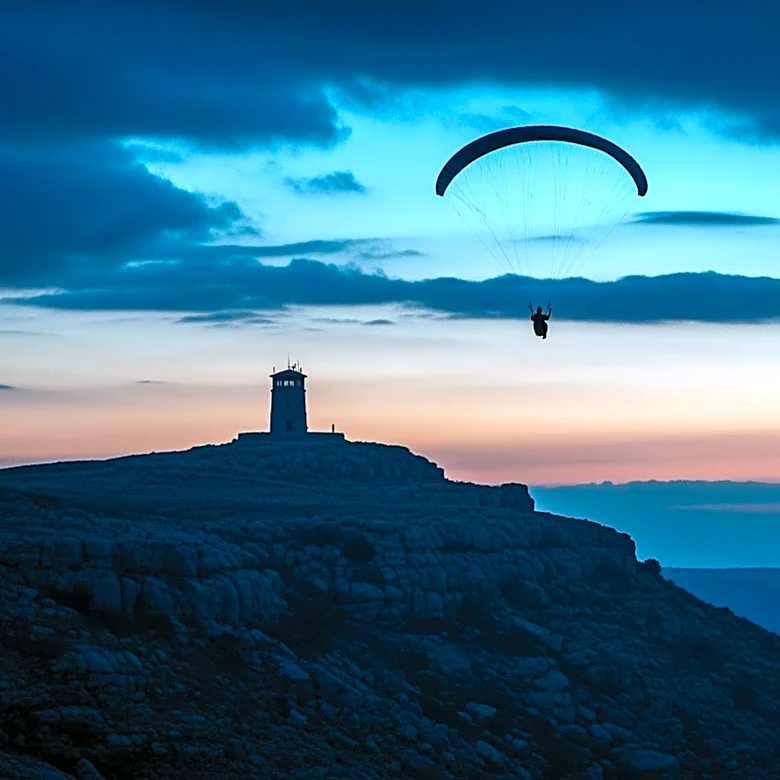 IDF Reservist Fires at Paraglider Over West Bank Settlement Amid Terror Scare