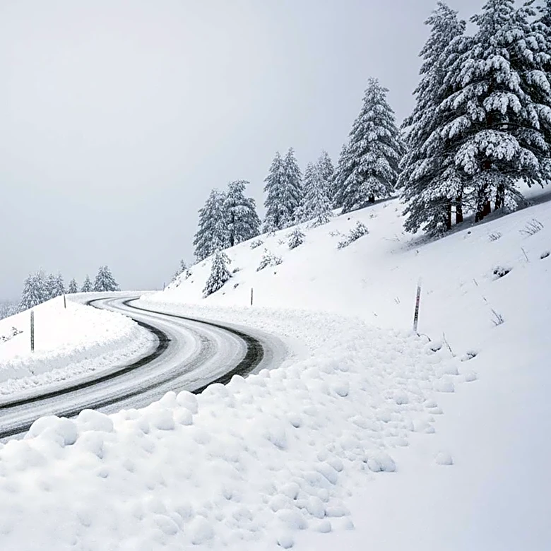 Heavy Snowfall Hits Colorado Mountains, Disrupting Travel and Daily Life