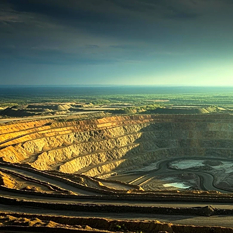 Colombia Urges Glencore to Discuss Cerrejon Mine Closure Amid Energy Transition