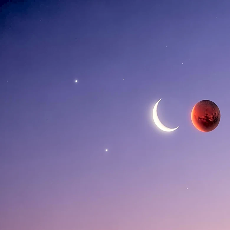 Astronomy Enthusiasts Prepare for Mars and Moon Conjunction in Early Morning Sky