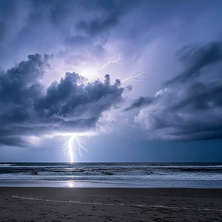 Florida Beachgoer Killed by Lightning Strike During July 4 Weekend, Highlighting State's Lightning Risks