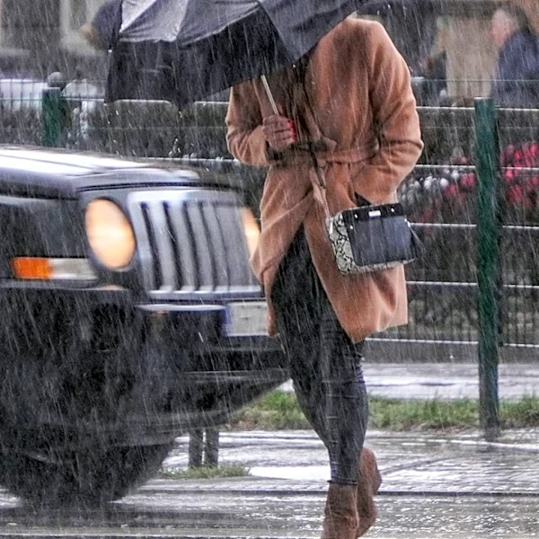 Icelandic Meteorological Office Predicts Weather Shift with Rain in West and Heat in East