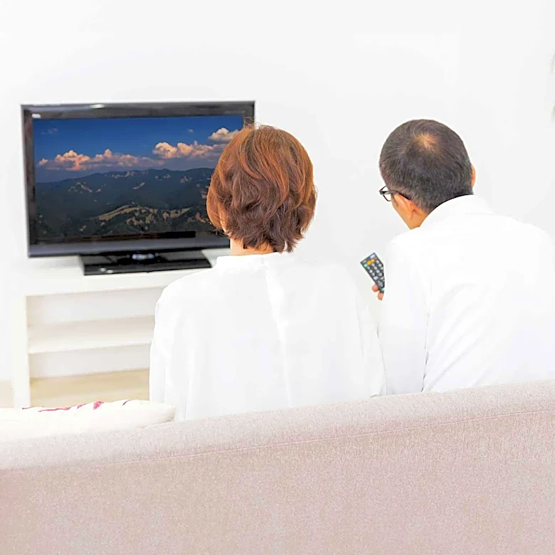 Study Links Excessive TV Watching in Midlife to Smaller Brain Volumes in Men