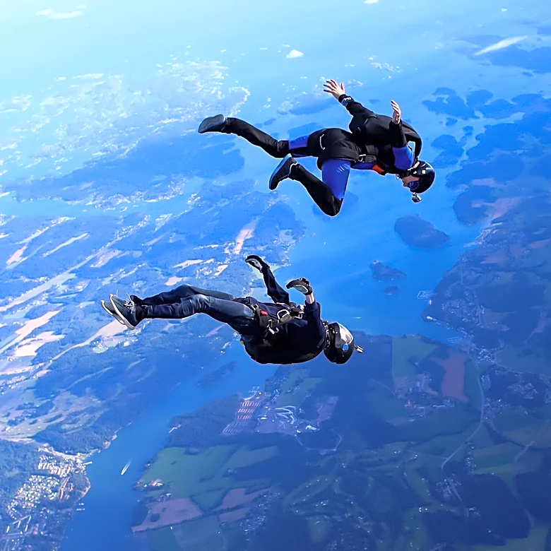 Seattle Police Investigate Parachute Jump from Space Needle, Suspects Remain at Large