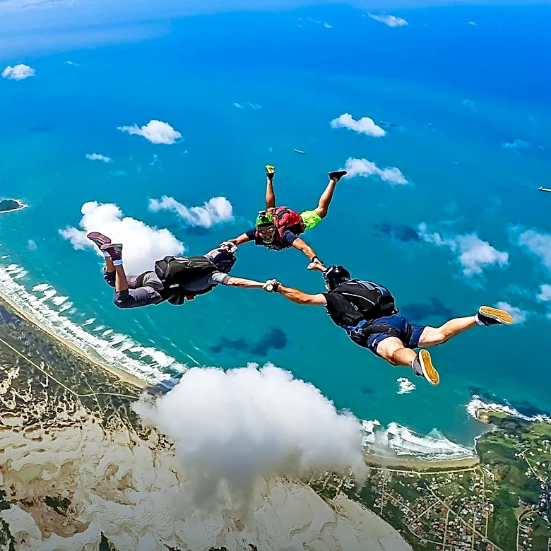 Seattle Police Search for BASE Jumpers After Space Needle Parachute Stunt