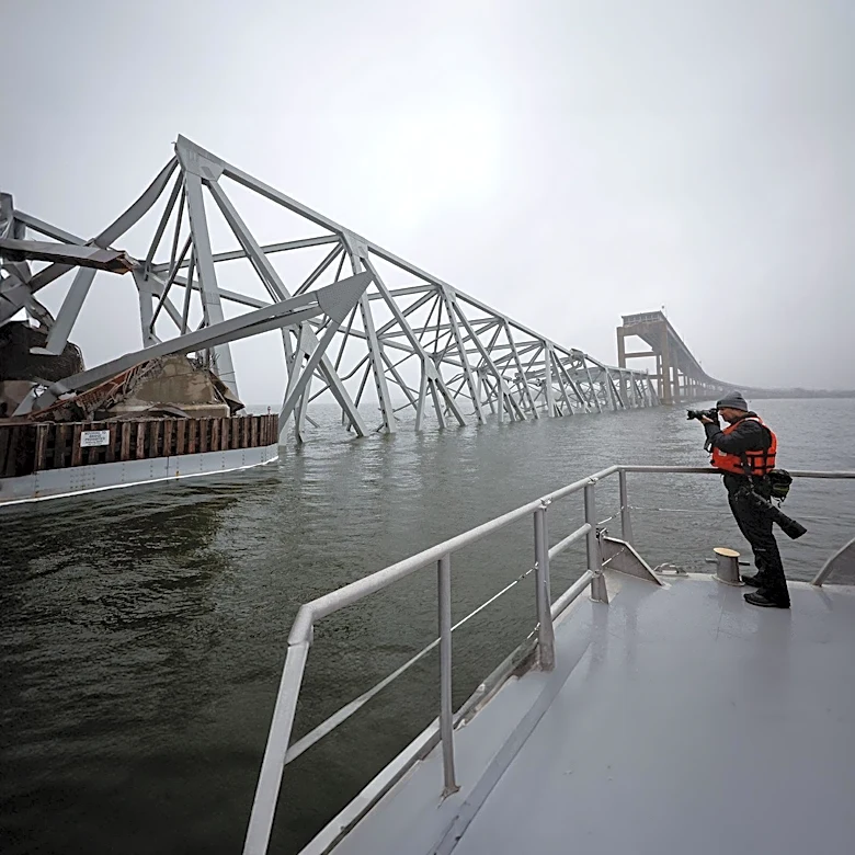 Unexpected Dynamite Explosion on Pittsburgh Bridge Startles Workers