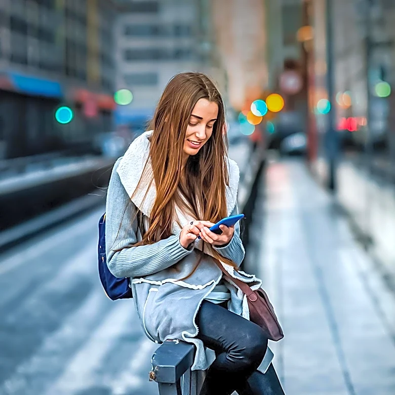 Illinois Governor Pritzker Signs Comprehensive School Cellphone Ban into Law