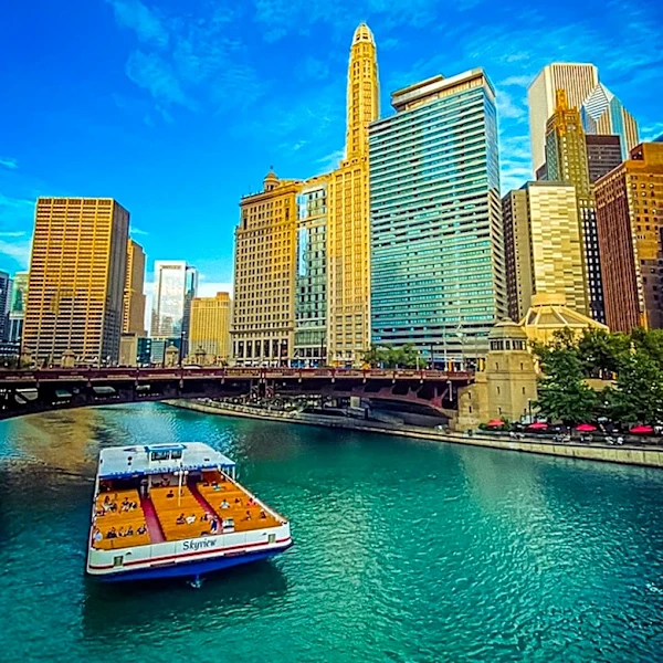 Chicagoans Attempt to Free Stuck Boat on North Avenue Beach Amid Challenges