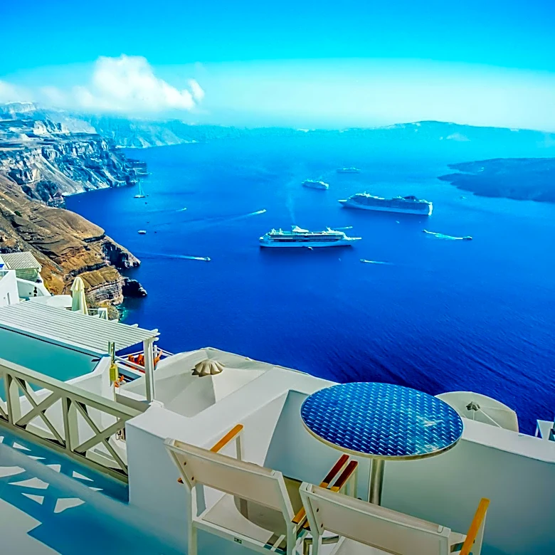 Santorini Cruise Operations Shift to Athinios After Wall Collapse Closes Fira Port