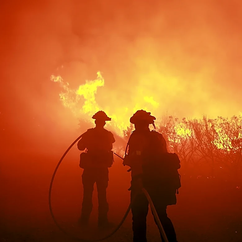 Vancouver Fire Department Contends with Brush Fire Near I-5, Avoids Major Disruptions