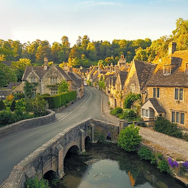 Cotswolds Village Implements Parking Fines to Combat Overtourism