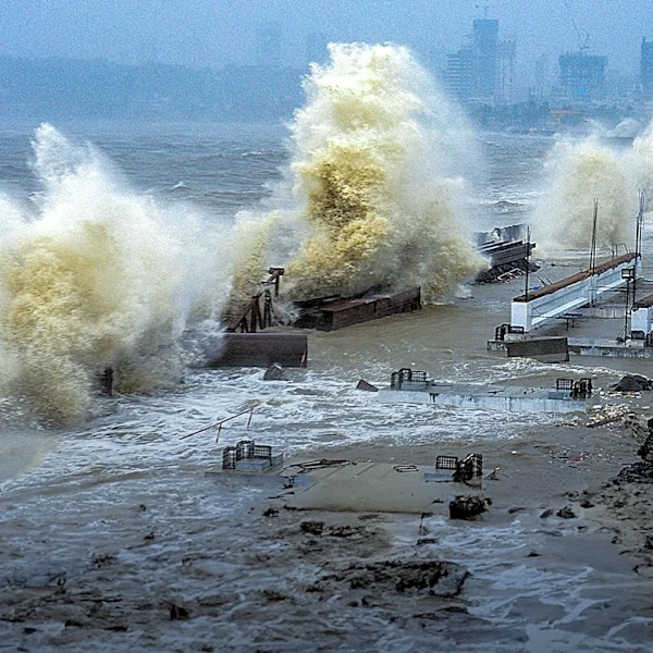 Eastern China Prepares for Typhoon Dolphin, Shutting Schools and Tourist Activities