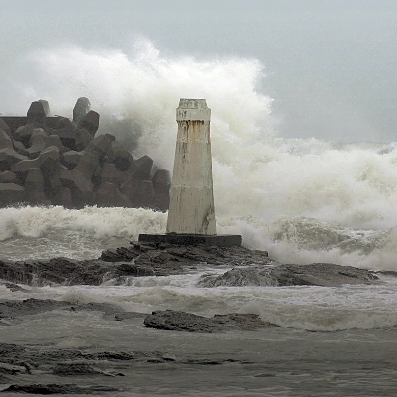 Typhoon Dolphin Hits Japan, China Prepares for Impact