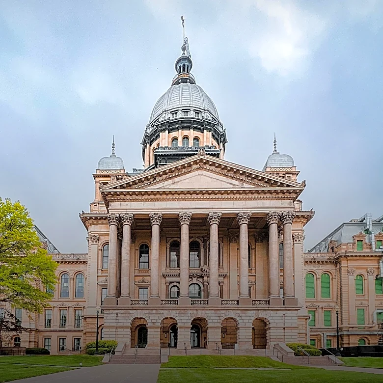 Illinois Enacts New Laws on Cash Payments and Employee Rights