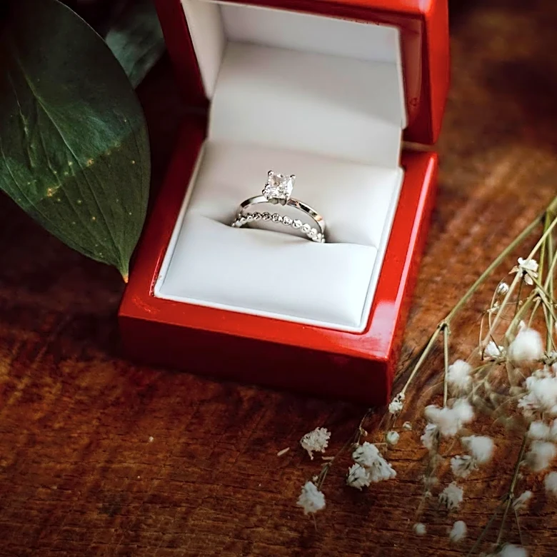 Senators Warren and Blumenthal Question Legality of Diamond Ring Gift to Trump