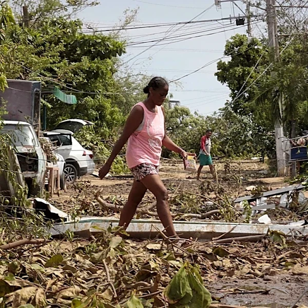 Midwest Storms Leave Three Dead and 800,000 Without Power Across Four States