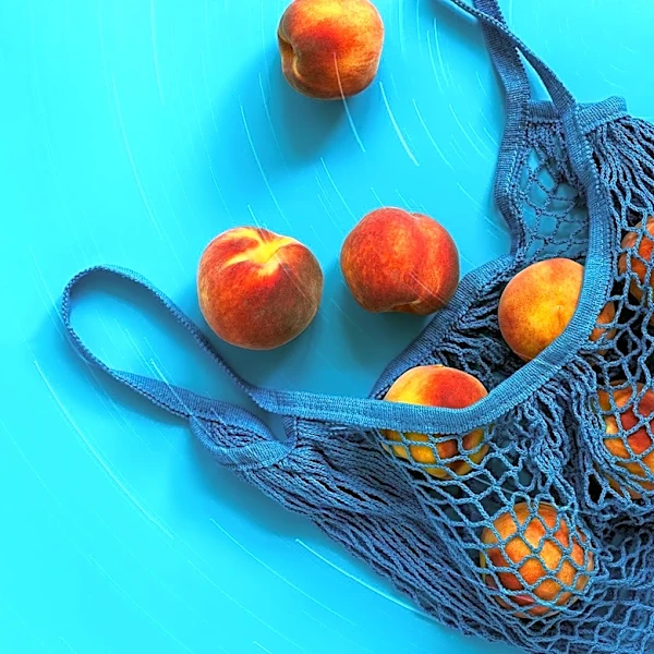Harris Teeter and Titan Farms Donate Peaches to Fight Hunger in Annual Campaign