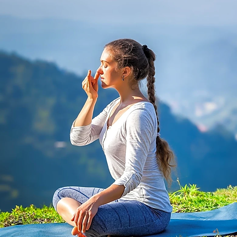 Medical Professionals Detail Causes and Significance of Crackling Sounds During Breathing