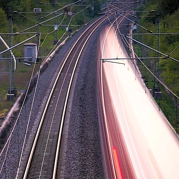 U.S. Rail System Relies on X-Shaped Crossbucks for Crossing Safety Amidst Extensive Network