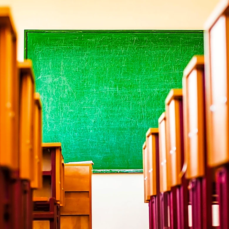 U.S. Catholic Schools Adopt Low-Tech Approaches Amid Concerns Over Excessive Screen Time