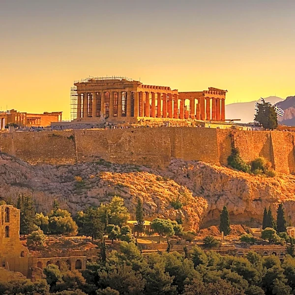 Acropolis Visitors Advised to Adapt to Heatwaves with Early Starts and Hydration