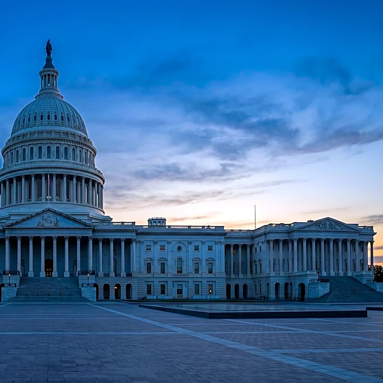 Progressive Candidates Challenge Conventional Wisdom in U.S. Swing Seats, Focusing on Economic Populism