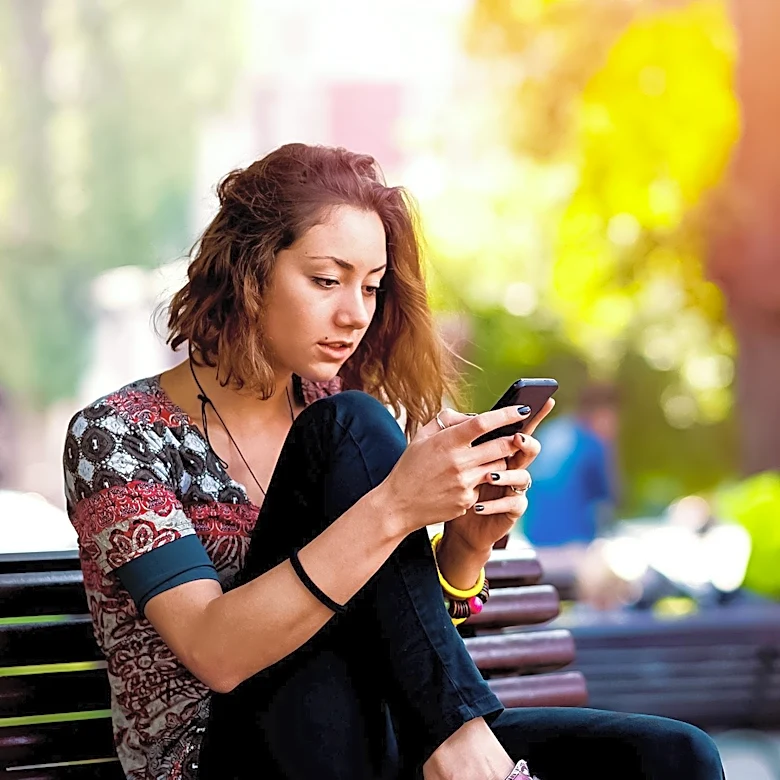 Smartphones at Age 12 Linked to Increased Eating Disorder Symptoms by Age 14, Study Finds