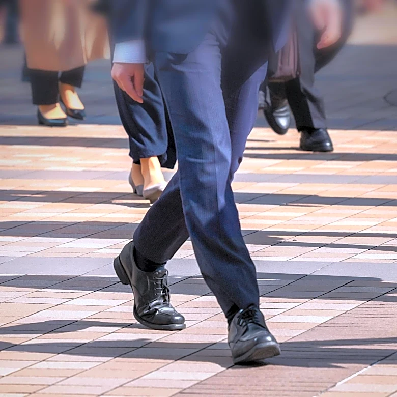 Researchers Discover Universal Counterclockwise Walking Bias in Humans, Challenging Previous Theories