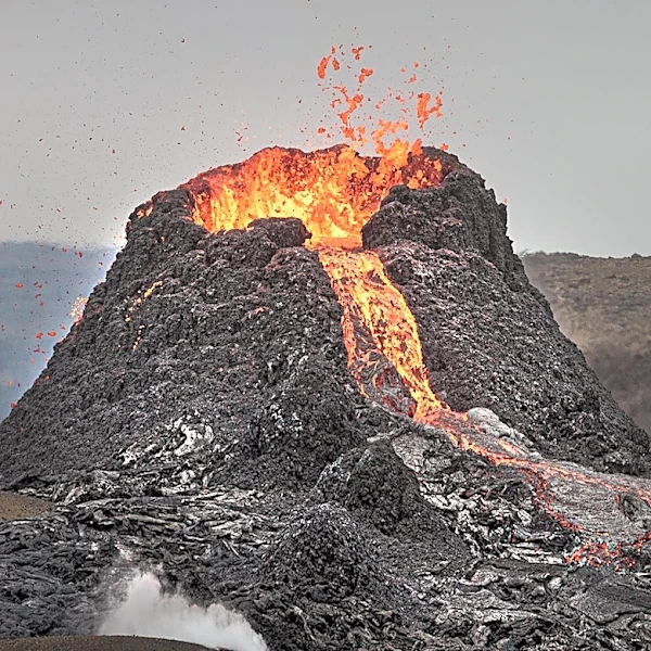 Kīlauea Volcano Experiences Nearly 100 Earthquakes, Prompts Park Closure