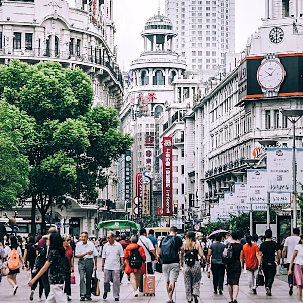 Shanghai Experiences High Travel Demand During National Day Holidays, Leading to Visitor Limits at Scenic Spots