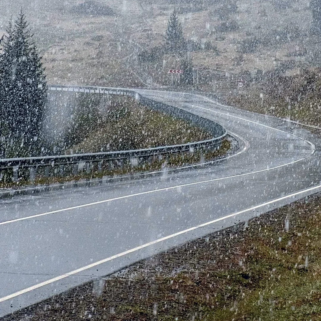 Kashmir Experiences Rain and Snow, Mughal Road Closed Amid Temperature Dip