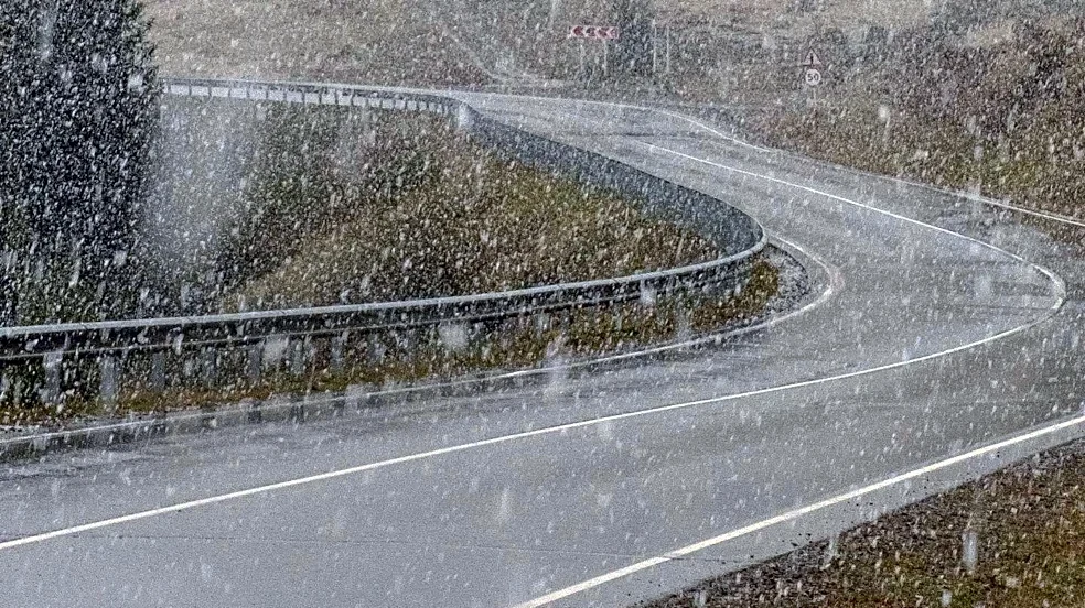 Kashmir Experiences Rain and Snow, Mughal Road Closed Amid Temperature Dip