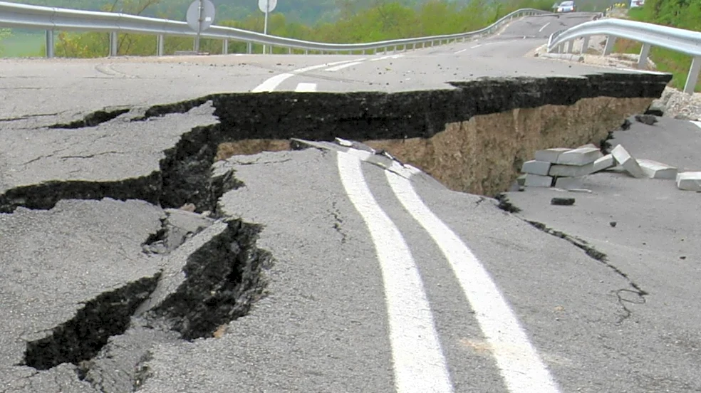 Heavy Rains in Quito Cause Wall Collapse and Road Damage in La Argelia Baja