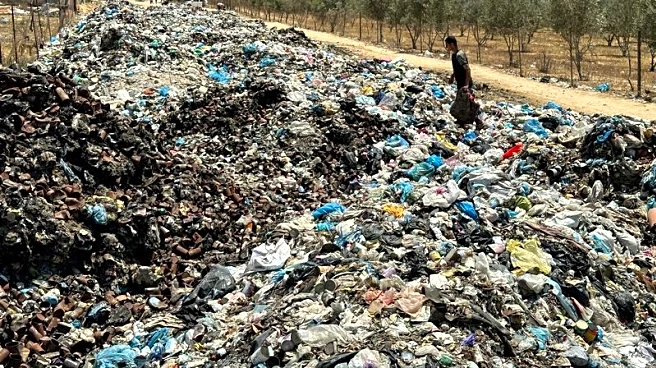 Piles of garbage and seeping sewage pollute devastated Gaza