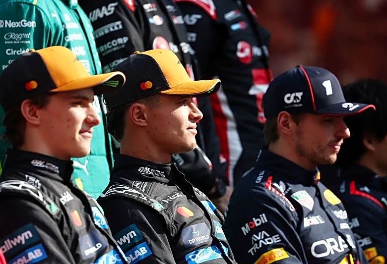 Motor racing-F1 title contenders shake hands before the gloves go on