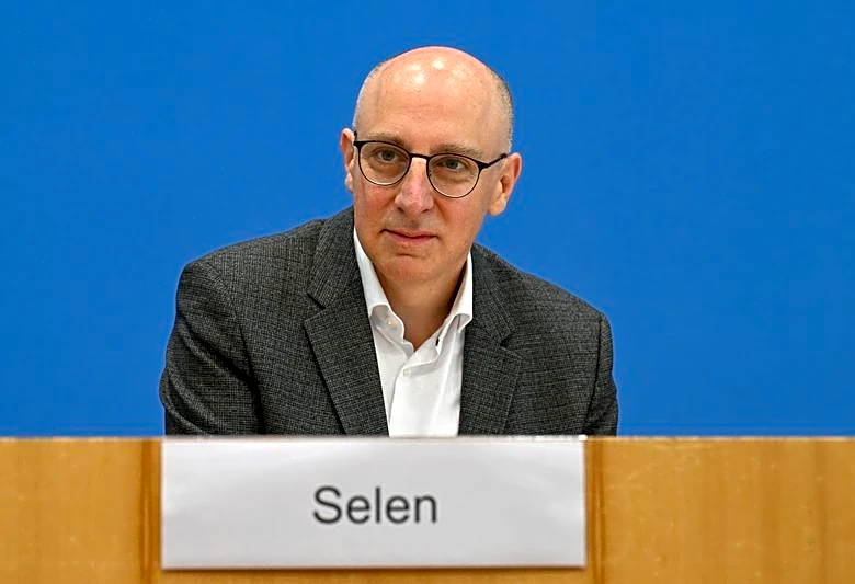 No need to 'break' with US over security policy, German spy chief says